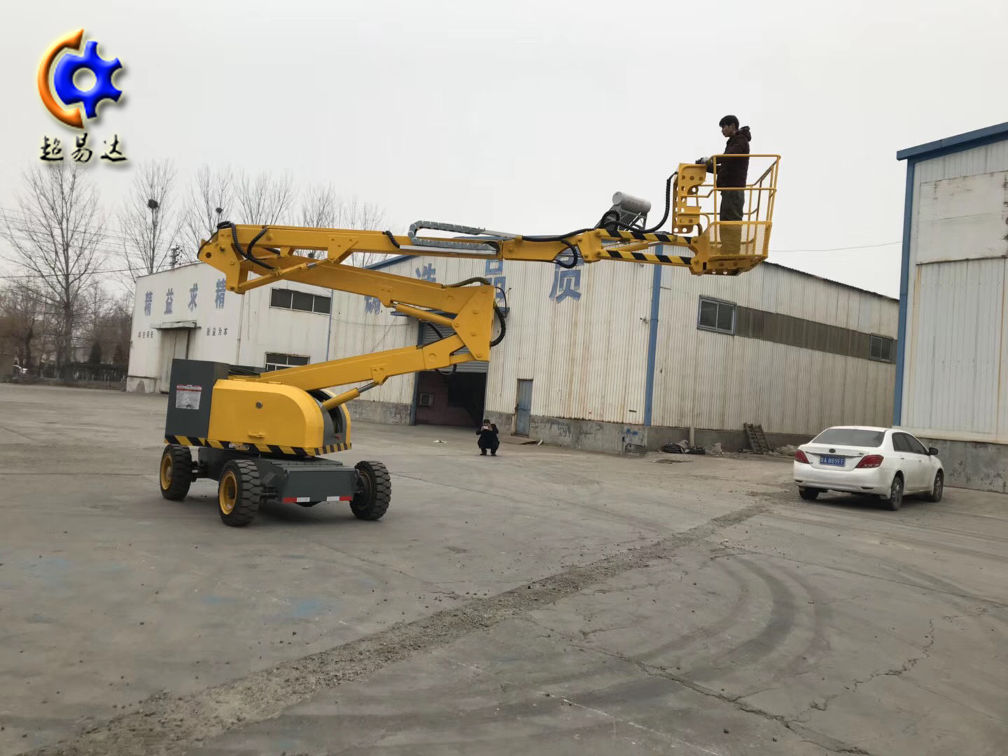 自行折臂升降機