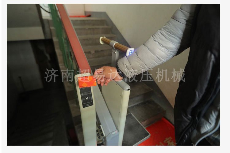 分段式斜掛升降機(jī)